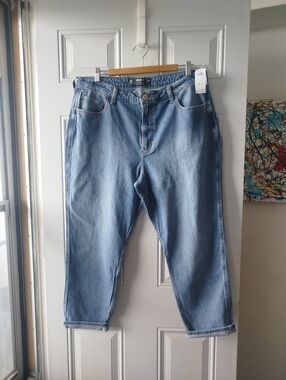 Hollister Ultra High-rise Mom’s Jeans